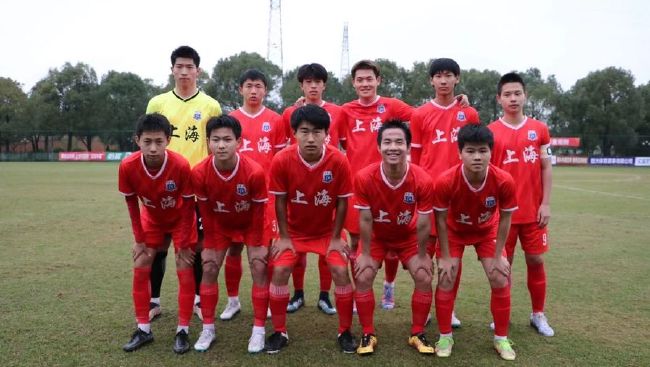 在生存动力和压力之下，她与在镇上做殡葬买卖的旧情人合作，做起了哭丧的生意。